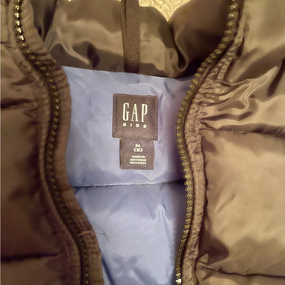 💕Gap kids Black puffer vest inside is blue. Size medium (8)